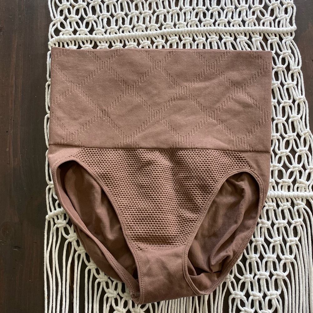 Hot Bottoms high rise contouring shape wear
